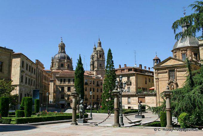 Estátuas face a face, Anaya praça, com vista para Iglesia de la Clerecía Salamanca - Espanha