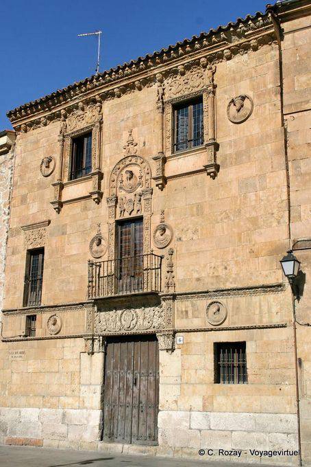 Vista da fachada da Casa de las Muertes, Salamanca - Espanha