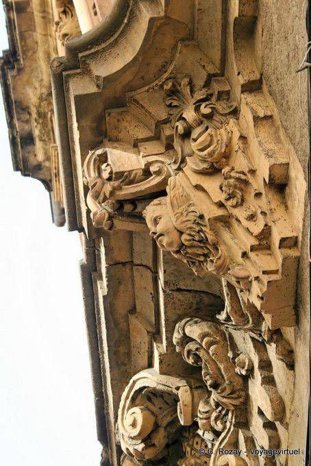 Detalhe da arquitetura sob a janela Bordadores Calle Salamanca - Espanha