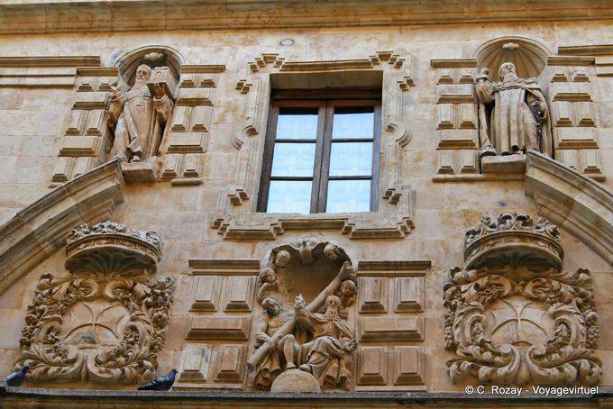 Escultura na fachada Calle Zamora, Salamanca - Espanha
