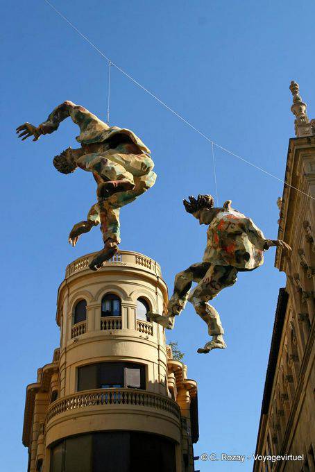 Acrobatas de papel, praça Bandos, Salamanca - Espanha