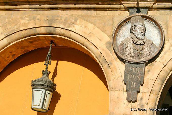 O Medalhão de Philip II, a Plaza Mayor, Salamanca - Espanha
