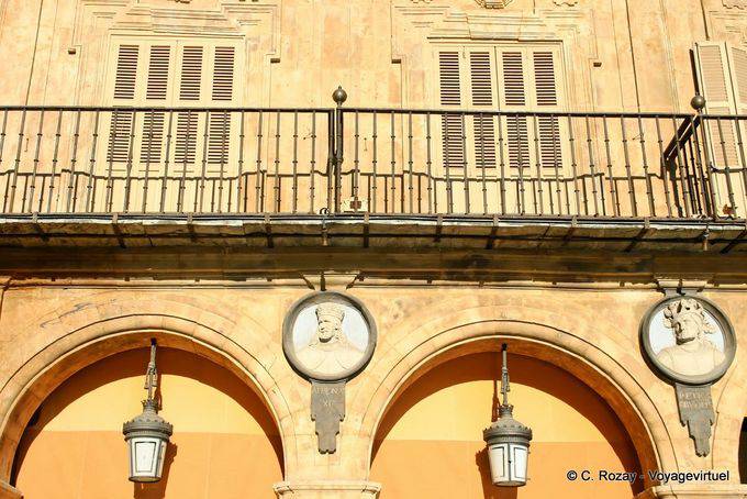 Salamanca, lanternas e medalhões Plaza Mayor - Espanha