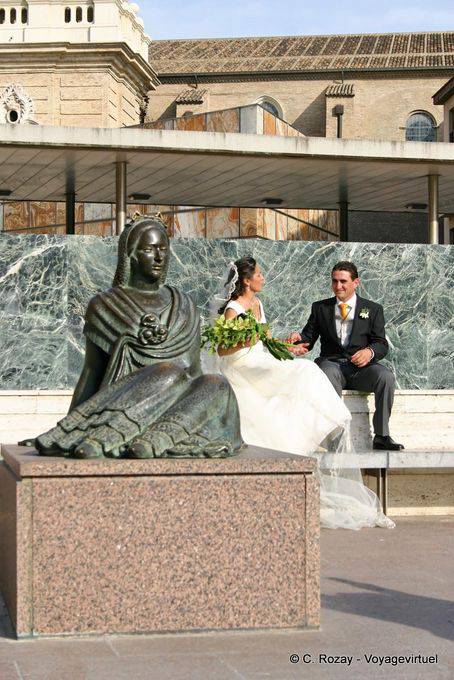 Casal recém-casado atrás da estátua, a Plaza del Pilar, Zaragoza - Espanha