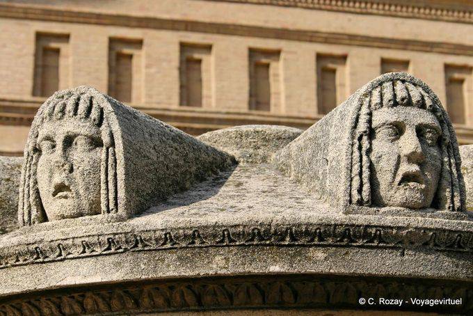 Detalhe de uma praça da fonte del Pilar, Zaragoza - Espanha