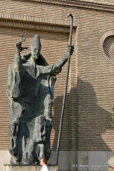 Enorme estátua religiosa, Plaza del Pilar, Zaragoza - Espanha