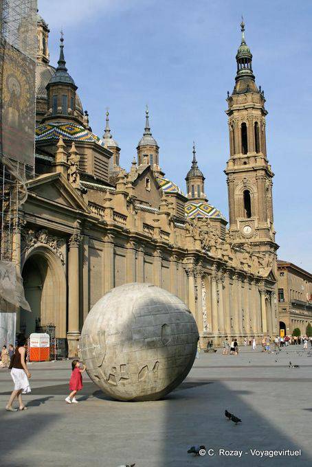 Globo Terraqueo de hormigón, obra de Francisco Rallo Lahoz, diante da Basílica de Nuestra Señora del Pilar, Zaragoza - Espanha
