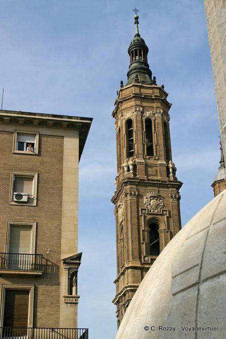Outro ponto de vista de uma torre do sino da Basílica del Pilar, Zaragoza - Espanha