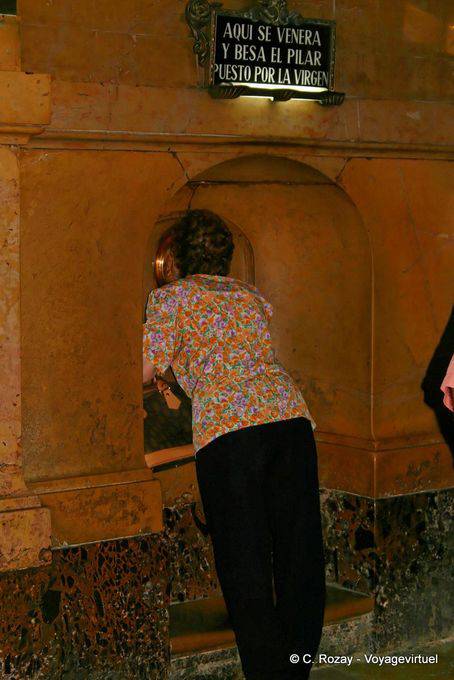 Aqui y venera BESA el Pilar puesto por la Virgen, de volta da capela da Virgen del Pilar, Zaragoza - Espanha