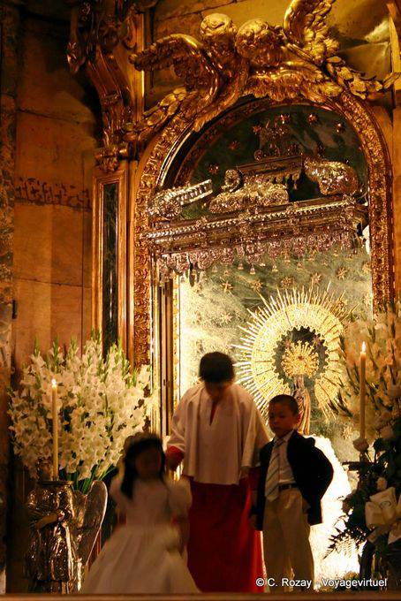 Crianças em frente à Santa Columna, Santísima Imagen de Nuestra Señora del Pilar, Zaragoza - Espanha