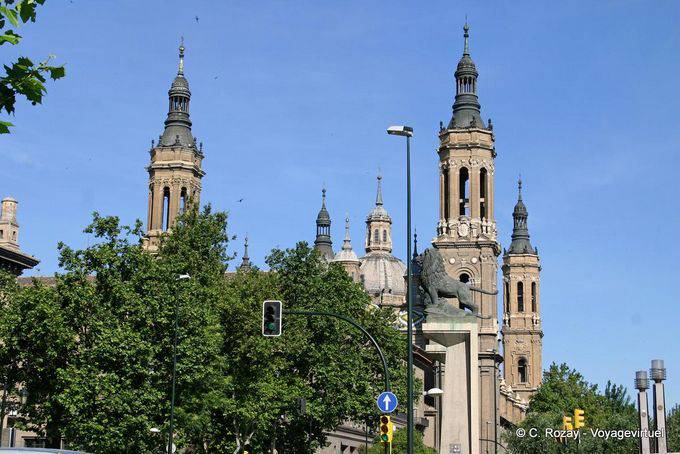 Zaragoza, vista para o exterior da Basílica del Pilar - Espanha