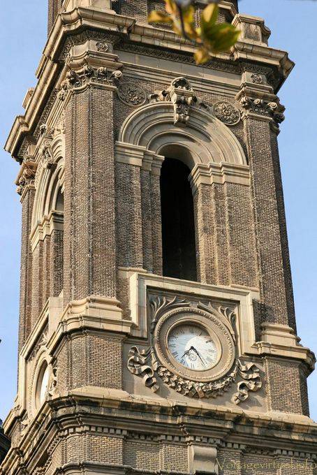 Relógio na torre barroca da Basílica del Pilar, Zaragoza - Espanha