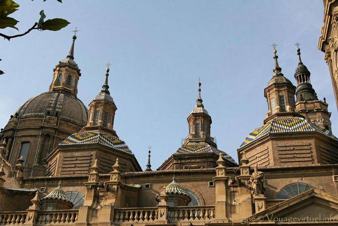 Azulejos sobre as cúpulas do Barroco Basílica del Pilar, Zaragoza - Espanha