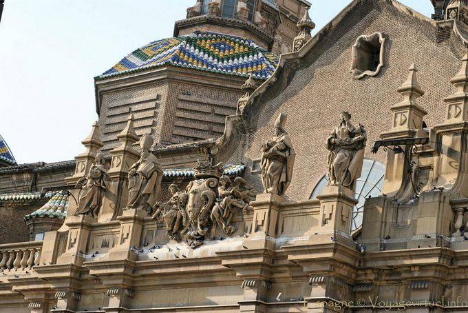 Escultura da entrada principal, a Basílica del Pilar Zaragoza - Espanha