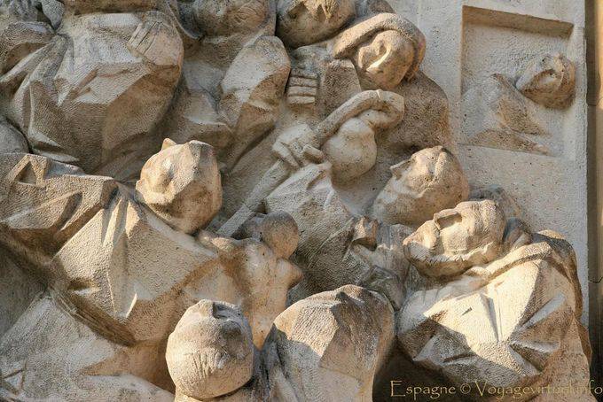 Detalhe de uma escultura na Plaza del Pilar, Zaragoza - Espanha