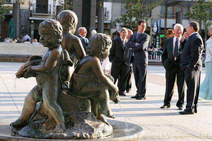Fonte com crianças de bronze segurando um peixe, Plaza del Pilar, Zaragoza - Espanha