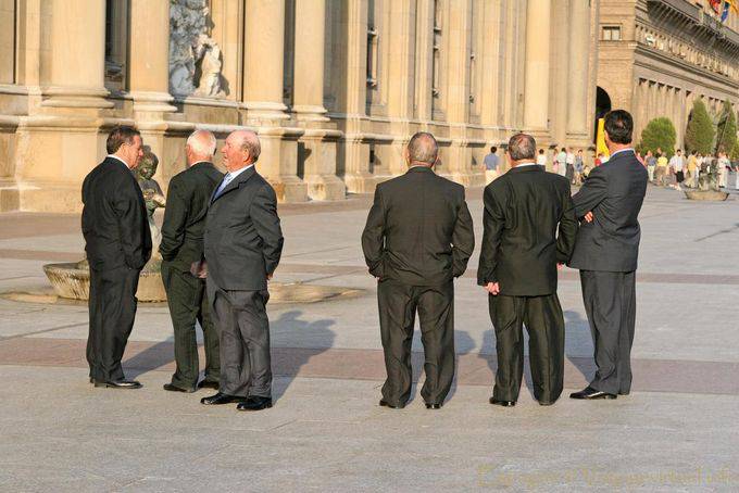 Alumni Reunion no traje, Plaza del Pilar, Zaragoza - Espanha