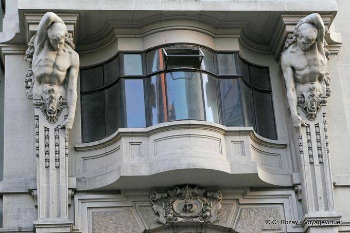 Atlas Pedra na varanda, 42 Calle del Coso, de frente para a calle Alfonso 1, Zaragoza - Espanha