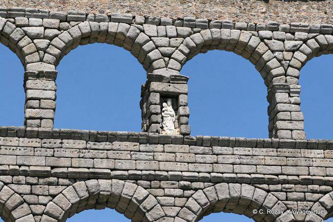 Aqueduto, Virgem entre blocos de granito, Segovia - Espanha