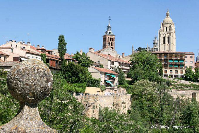 Vista das torres da Catedral e San Esteban do Alcazar, Segovia - Espanha