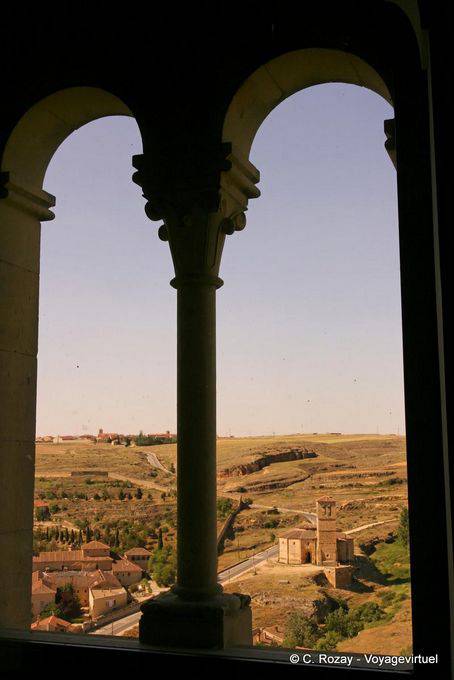 Convento de Carmelitas Descalças e Iglesia de la Vera Cruz, vista da torre de John II do Alcazar, Segovia - Espanha