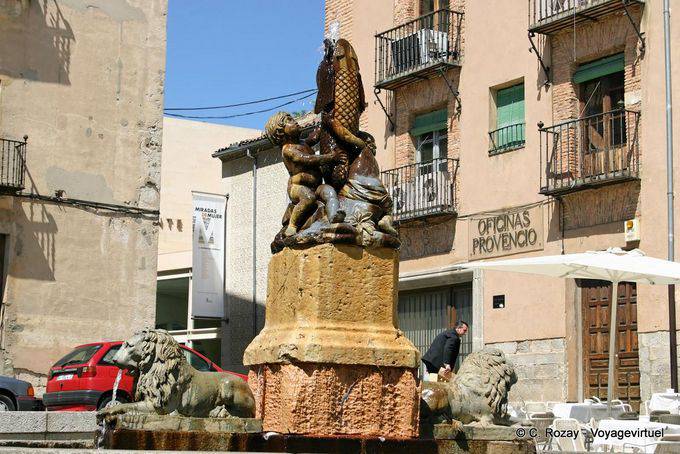 Fonte do leão, com crianças segurando um peixe, Plaza San Martin, Segovia - Espanha