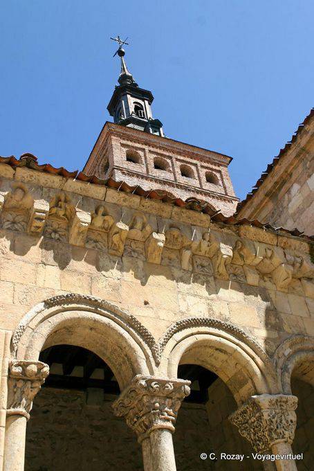 Arcadas do claustro Estrangeiros e campanário de San Martin, Segovia - Espanha
