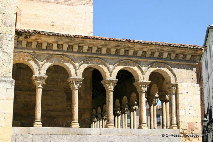Arcos do pórtico em torno do iglesia San Martin, Segovia - Espanha