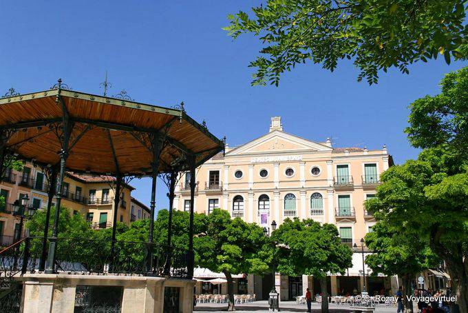 Teatro Juan Bravo, a partir da Plaza Mayor, Segovia - Espanha