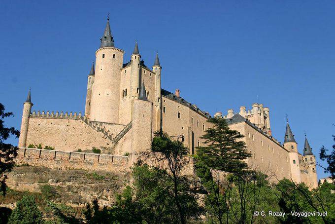 Alcazar visto a partir da Calle Cuesta de Los Hoyos, Segovia - Espanha
