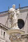 Burgos, a estátua da Virgem, Plaza Santa Maria, Espanha.