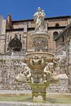 Burgos, fonte virginal, Praça de Santa Maria, Espanha.