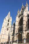 Torre direita e fachada sul, a Catedral de León, Espanha.