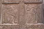 Bas-relevo em uma porta de madeira, a Catedral de León, Espanha.
