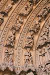 Detalhe de esculturas da portada San Juan, a Catedral de León, Espanha.