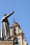 Estátua católica na frente das cegonhas campanário, Salamanca, Espanha.