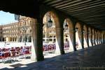 Sob as arcadas da Plaza Mayor, Salamanca, Espanha.