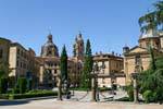 Estátuas face a face, Anaya praça, com vista para Iglesia de la Clerecía Salamanca, Espanha.