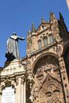 Estátua na frente do Portada del Nacimento, fachada oeste, Catedral Nueva, Salamanca, Espanha.