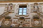 Escultura na fachada Calle Zamora, Salamanca, Espanha.