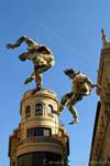 Acrobatas de papel, praça Bandos, Salamanca, Espanha.