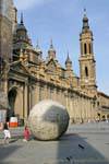 Globo Terraqueo de hormigón, obra de Francisco Rallo Lahoz, diante da Basílica de Nuestra Señora del Pilar, Zaragoza, Espanha.
