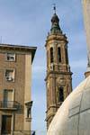 Outro ponto de vista de uma torre do sino da Basílica del Pilar, Zaragoza, Espanha.