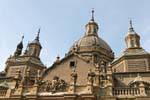 Top da porta central da fachada sul, a Catedral-Basílica de Nuestra Señora del Pilar, Zaragoza, Espanha.