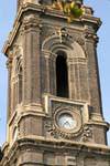 Relógio na torre barroca da Basílica del Pilar, Zaragoza, Espanha.