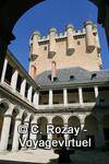 Pátio em frente à Torre de D. João II, Alcazar, Segovia, Espanha.