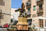 Fonte do leão, com crianças segurando um peixe, Plaza San Martin, Segovia, Espanha.