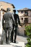 Estátuas vistas de volta, chegando pela Calle del Socorro, Segovia, Espanha.