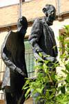 Bronze Human metade, Socorro Plaza, Segovia, Espanha.