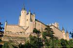 Alcazar visto a partir da Calle Cuesta de Los Hoyos, Segovia, Espanha.